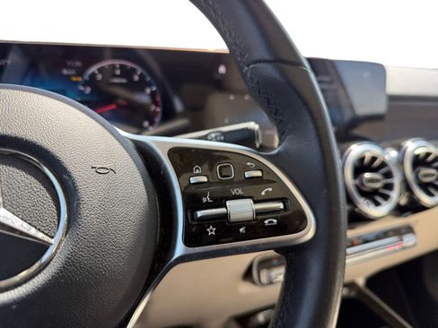 Used 2023 Mercedes-Benz GLB 250 4MATIC w/ Premium Package image 15