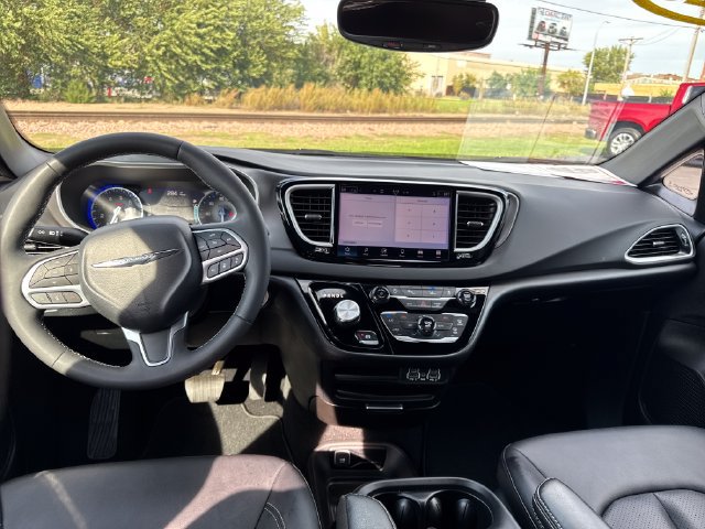 Used 2025 Chrysler Pacifica Select FWD image 13