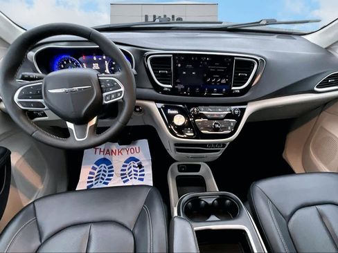 Used 2024 Chrysler Pacifica Touring-L image 10