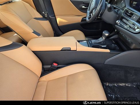Used 2025 Lexus ES 300h w/ Premium Package FWD image 32