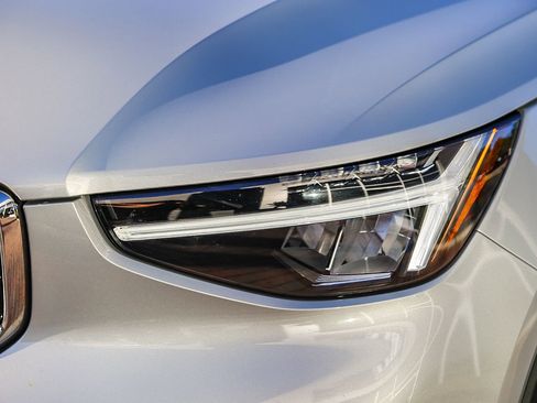 Used 2025 Volvo XC40 B5 Core image 5