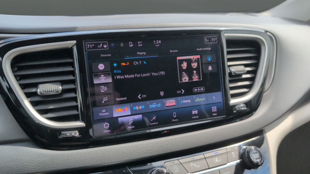 Used 2024 Chrysler Pacifica Touring-L FWD image 17