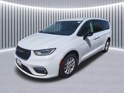 Used 2024 Chrysler Pacifica Touring-L FWD image 20