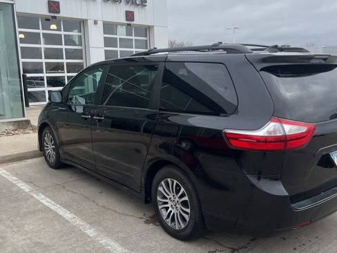 Used 2018 Toyota Sienna XLE image 4
