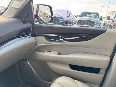 Used 2016 Cadillac Escalade Premium image 27