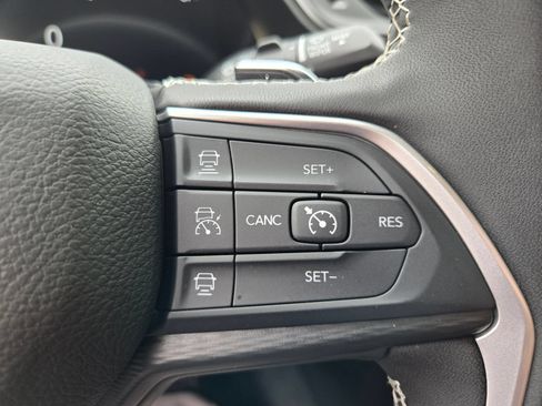 Used 2025 Jeep Grand Cherokee 4WD image 27