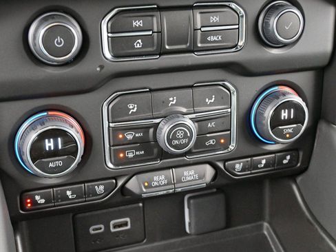 Used 2024 Chevrolet Suburban Premier image 22