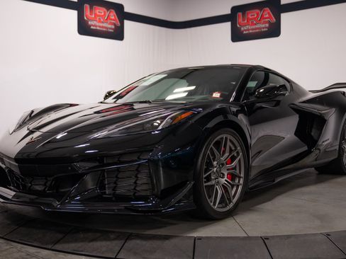 Used 2023 Chevrolet Corvette Z06 w/ Z07 Performance Package RWD image 4
