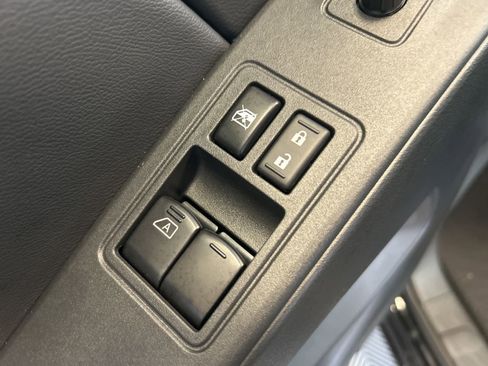 Used 2025 Nissan Frontier SV image 12