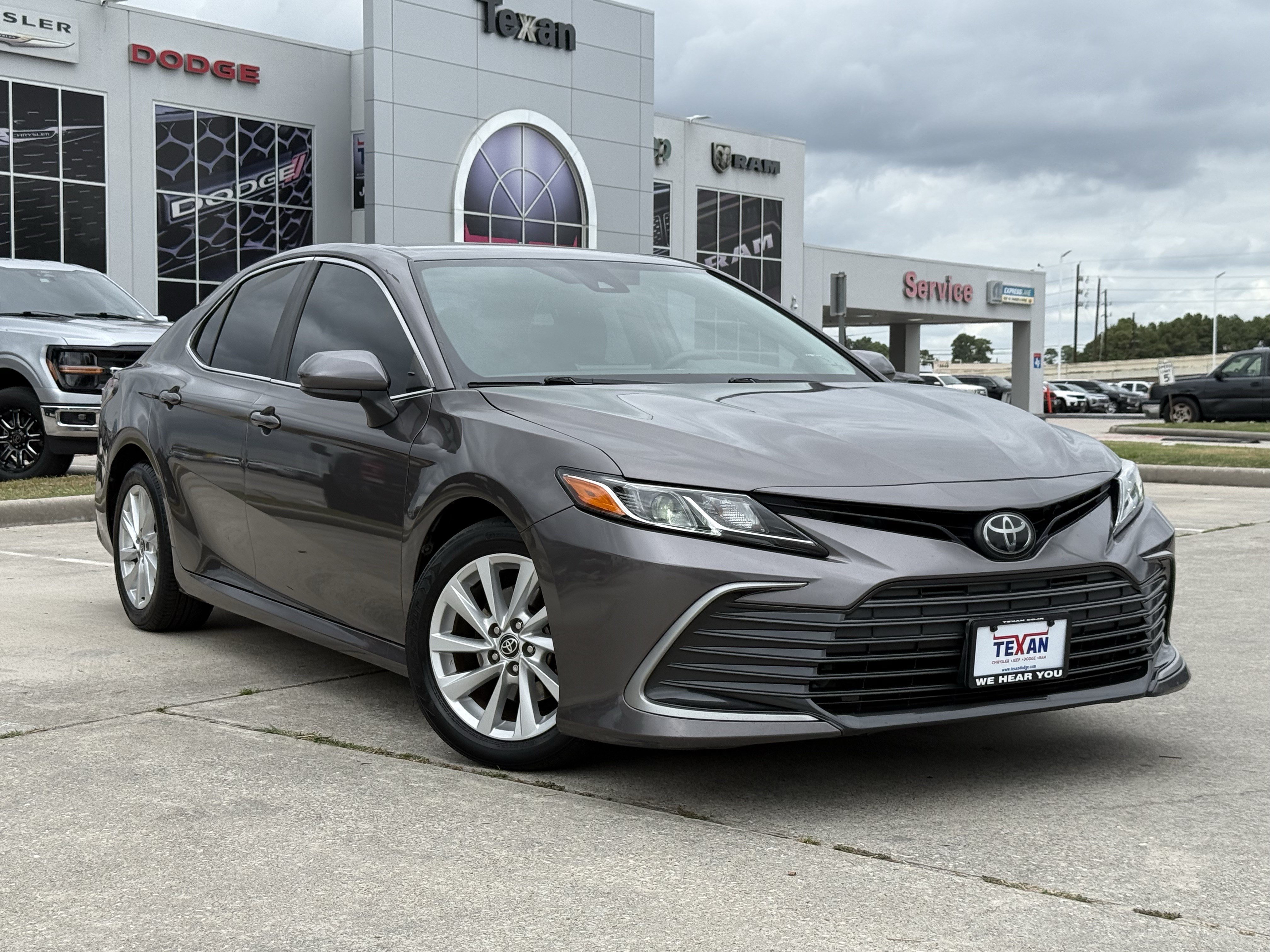 Used 2022 Toyota Camry LE FWD image 2