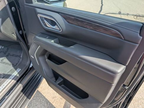 Used 2022 Chevrolet Suburban LT w/ Luxury Package AWD/4WD image 4