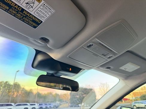 Used 2025 Nissan Kicks SR image 24