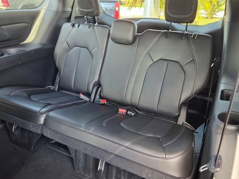 Used 2025 Chrysler Pacifica Select AWD/4WD image 11