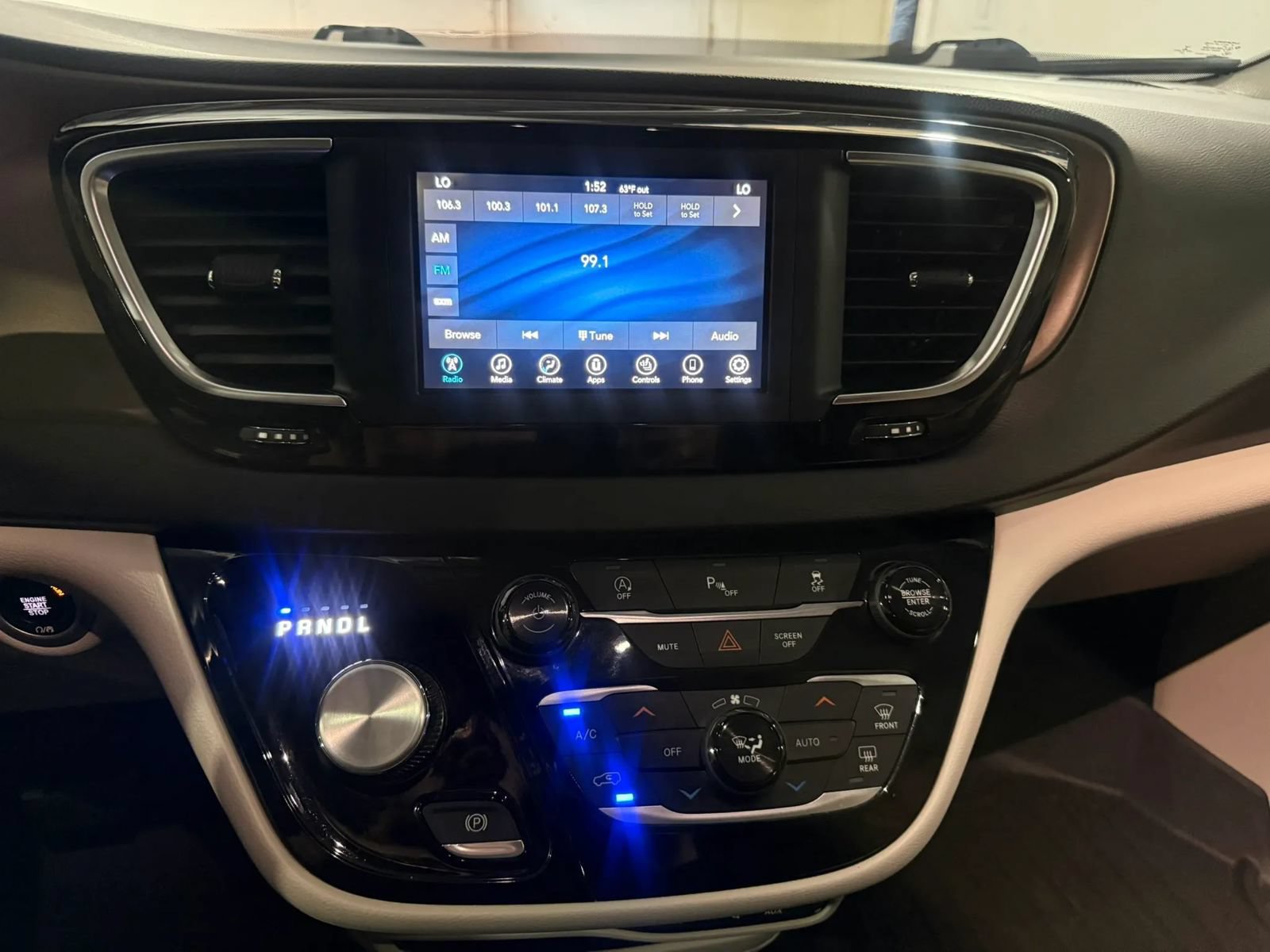 Used 2018 Chrysler Pacifica Touring-L FWD image 36