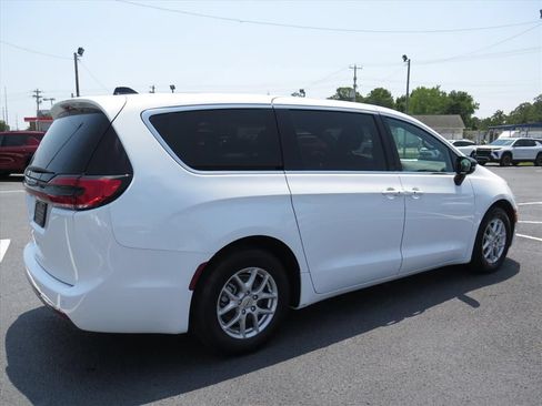 Used 2025 Chrysler Pacifica Select FWD image 3