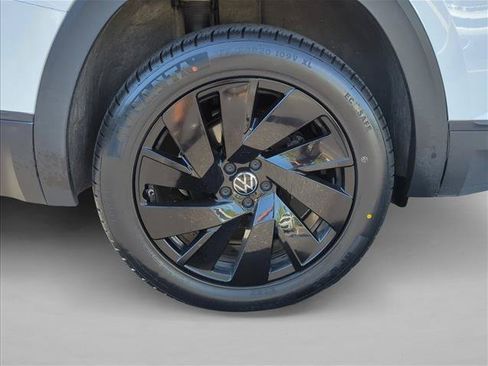 Used 2024 Volkswagen Atlas SE w/ Panoramic Sunroof Package FWD image 8