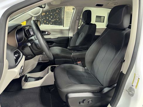 Used 2023 Chrysler Voyager LX FWD image 15