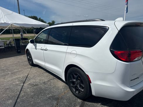 Used 2019 Chrysler Pacifica Touring-L w/ S Appearance Package FWD image 3