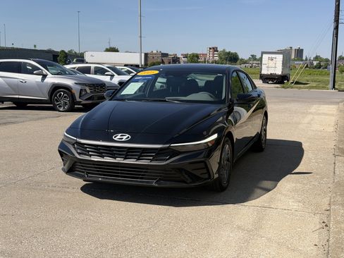 Certified 2025 Hyundai Elantra Hybrid FWD image 11