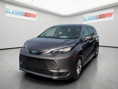 Used 2022 Toyota Sienna LE image 7
