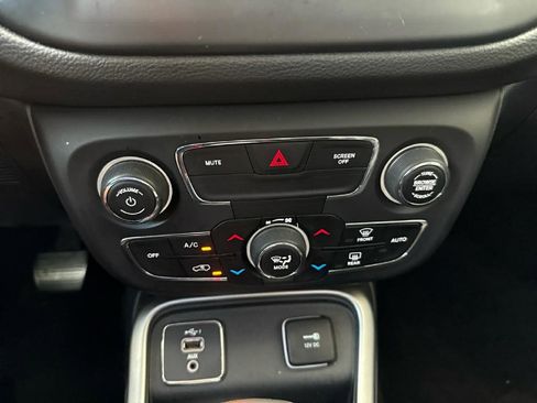 Used 2019 Jeep Compass Latitude image 11