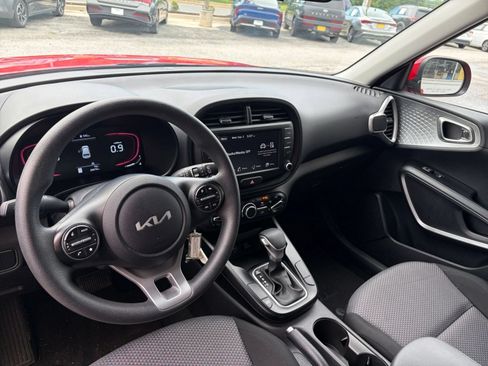 Used 2025 Kia Soul LX w/ LX Technology Package FWD image 30