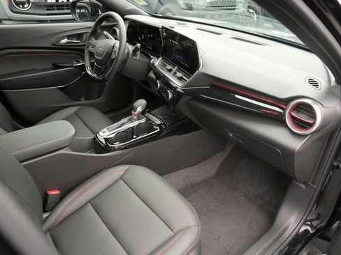 Used 2025 Chevrolet Trax RS w/ Sunroof Package image 18