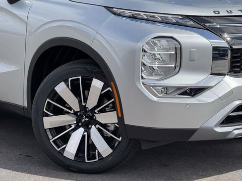 New 2025 Mitsubishi Outlander AWD image 2