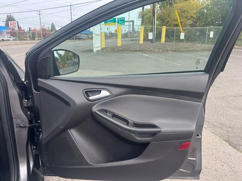 Used 2014 Ford Focus SE w/ SE Winter Package image 18