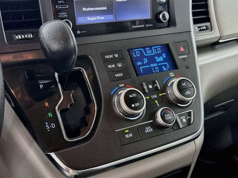 Certified 2018 Toyota Sienna LE FWD image 17