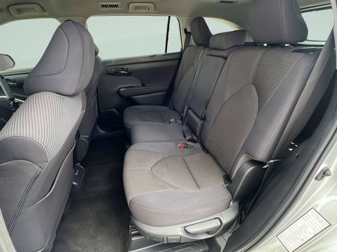Used 2023 Toyota Highlander LE FWD image 10