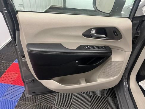 Used 2021 Chrysler Pacifica Touring-L FWD image 17