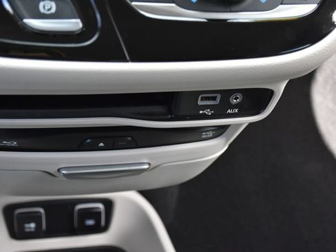 Used 2019 Chrysler Pacifica Touring-L Plus FWD image 18