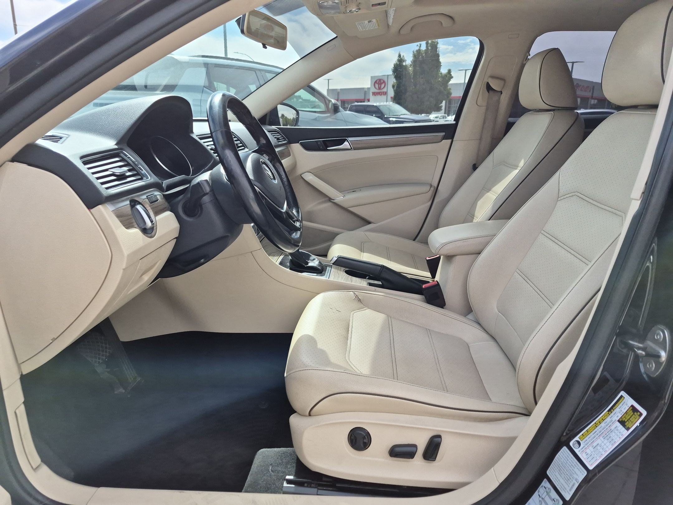 Used 2018 Volkswagen Passat 2.0T SE FWD image 16