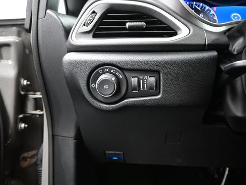 Used 2025 Chrysler Pacifica Select FWD image 19