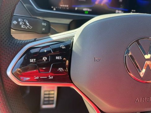 Used 2023 Volkswagen Tiguan SE R-Line image 17