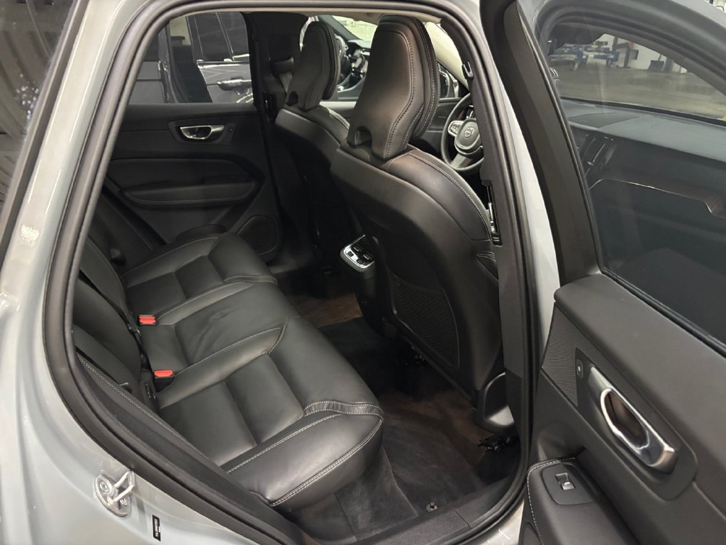 Certified 2024 Volvo XC60 B5 Ultimate w/ Protection Package Premier AWD/4WD image 17