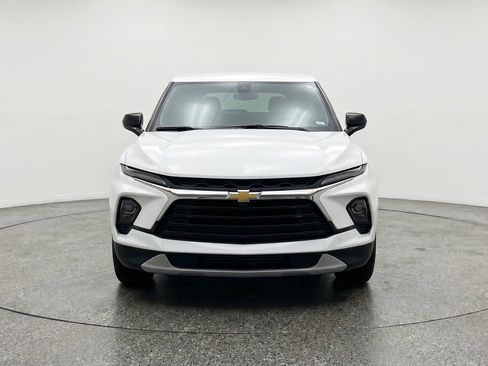 Used 2025 Chevrolet Blazer LT FWD image 2