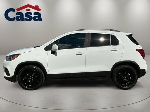 Used 2022 Chevrolet Trax LT w/ Premium Seat Package AWD/4WD image 3