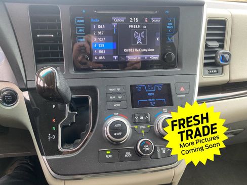 Used 2017 Toyota Sienna XLE Premium image 7