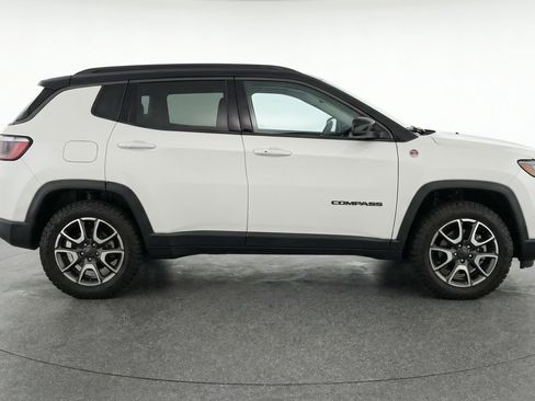 Used 2025 Jeep Compass Trailhawk AWD/4WD image 11