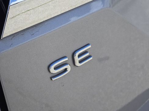 Used 2024 Volkswagen Atlas SE image 12