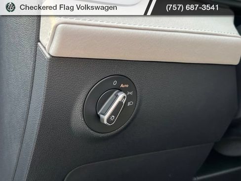 Certified 2025 Volkswagen Taos SE FWD image 16