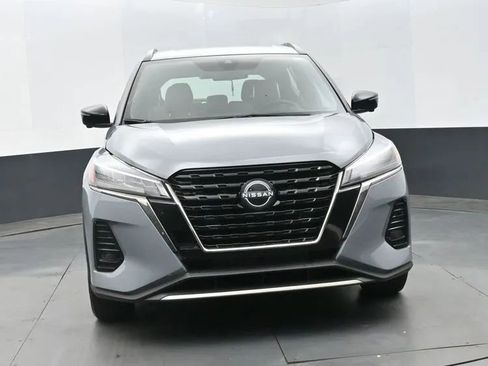 Used 2023 Nissan Kicks SR w/ SR Premium Package FWD image 3