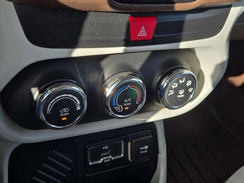 Used 2016 Jeep Renegade Latitude image 15