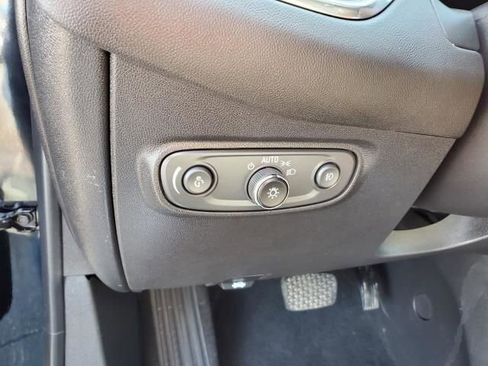 Used 2023 Chevrolet Equinox Premier image 19