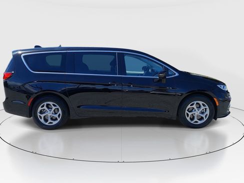 Used 2024 Chrysler Pacifica Limited FWD image 8