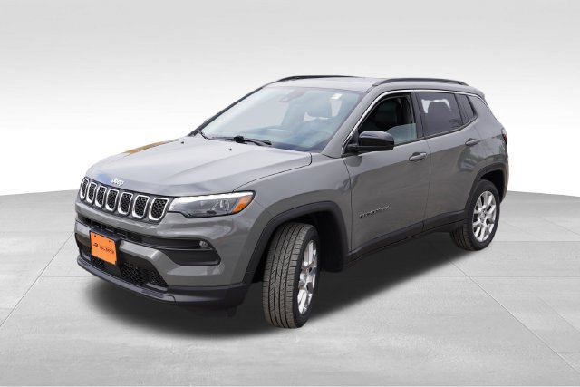 Used 2023 Jeep Compass Latitude w/ Sun and Sound Group AWD/4WD image 11