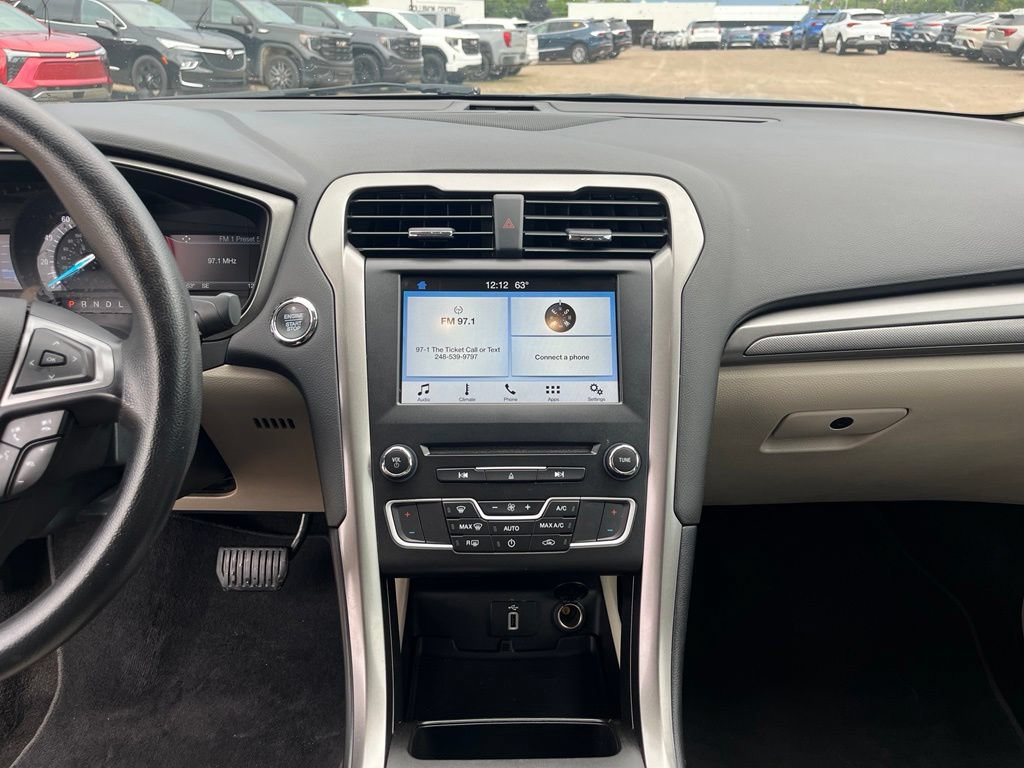 Used 2018 Ford Fusion SE w/ Fusion SE Technology Package FWD image 24
