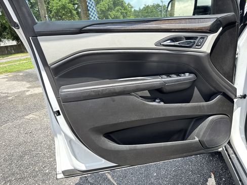 Used 2013 Cadillac SRX Luxury image 23